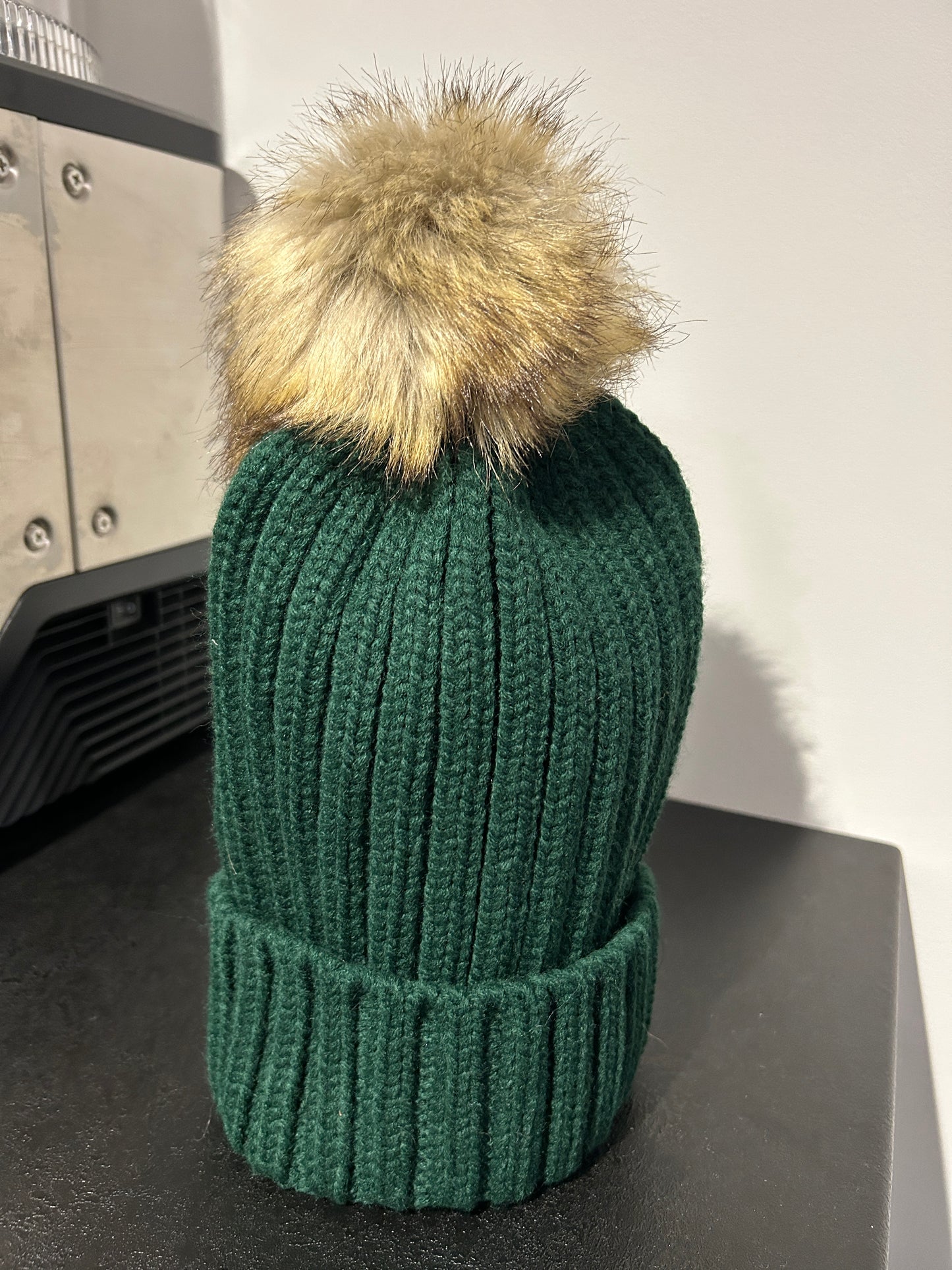 Pom pom hat green (faux fur)